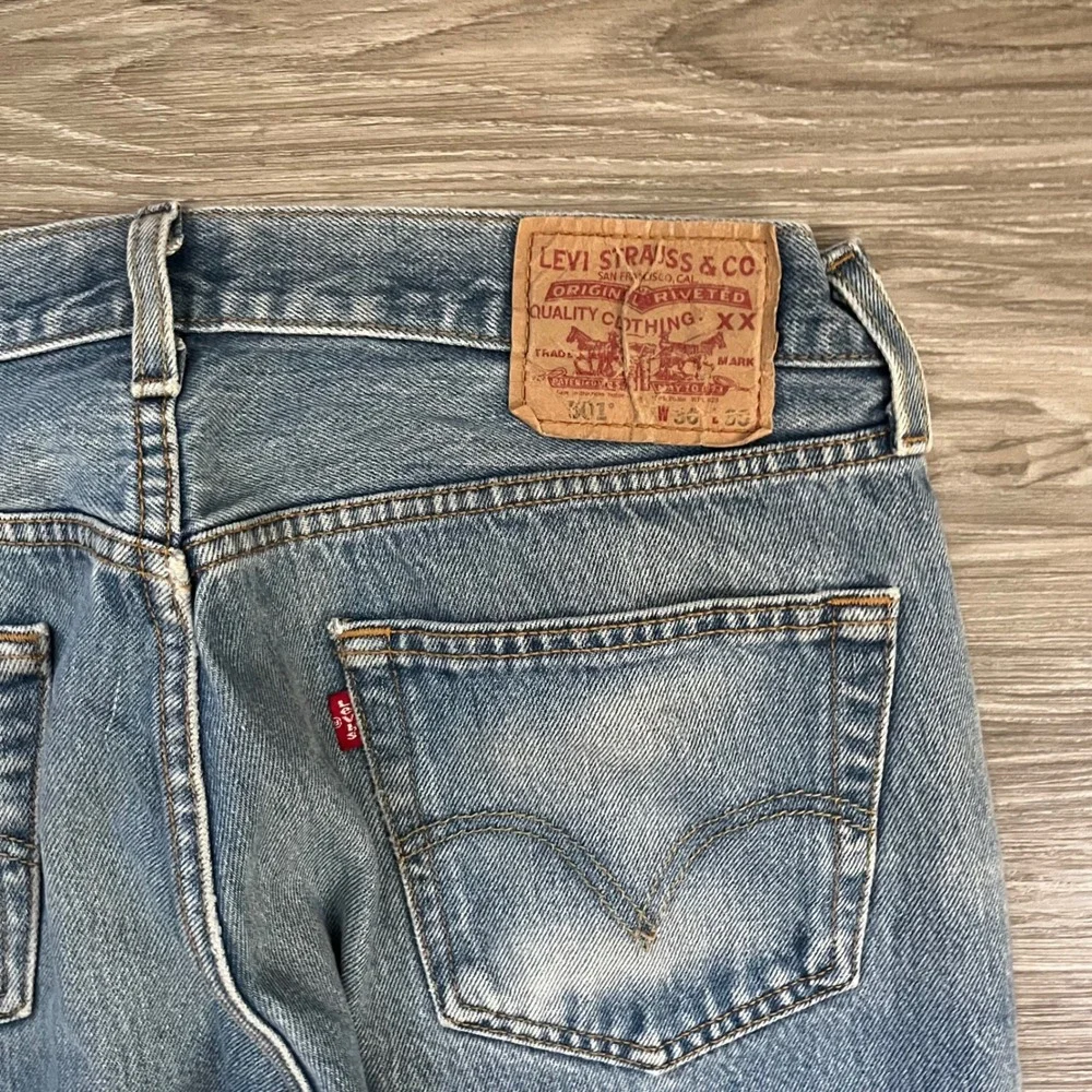 Levis 501 Original Straight Leg Jeans Light Wash Blue Denim Button Fly Men 33x27